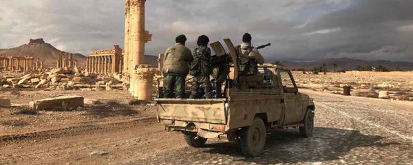 Quân nhân chính phủ Syria bên cạnh tổ hợp lịch sử-kiến trúc cổ Palmyra, tỉnh Homs, Syria. - Sputnik Việt Nam