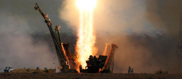 Ra mắt tên lửa Soyuz-FG với tàu vận tải có người lái Soyuz  MS-04 từ sân bay vũ trụ Baikonur. - Sputnik Việt Nam