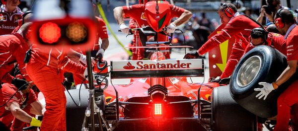 Các kỹ thuật viên của đội Ferrari chuẩn bị xe đua vô địch thế giới Grand Prix of Russia trong cuộc thi Công thức-1. - Sputnik Việt Nam