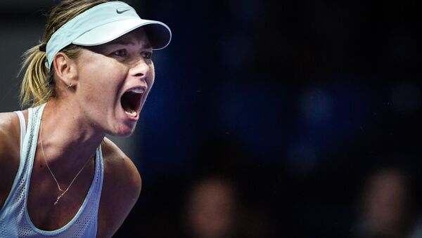 Nữ vận động viên Nga Maria Sharapova trong giải đấu VTB Cup Kremlin với Magdalena Rybarikova  từ Slovakia. - Sputnik Việt Nam