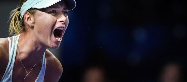 Nữ vận động viên Nga Maria Sharapova trong giải đấu VTB Cup Kremlin với Magdalena Rybarikova  từ Slovakia. - Sputnik Việt Nam