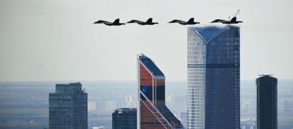 Máy bay ném bom Su-34 tại buổi diễn tập Duyệt binh Chiến thắng ở Moskva. - Sputnik Việt Nam