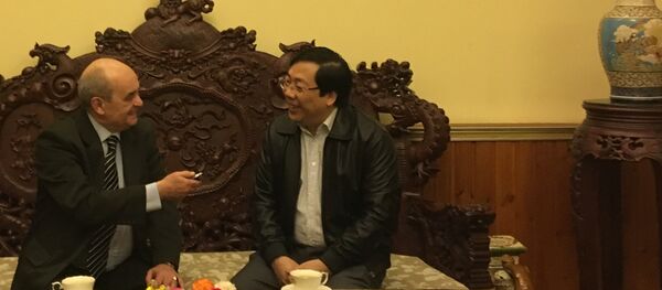 Đại sứ CHXHCN Việt Nam tại Liên Bang Nga Nguyễn Thanh Sơn trả lời phỏng vấn của phóng viên Alexei Syunnerberg - Sputnik Việt Nam