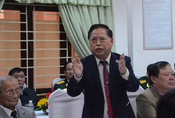 Thiếu tướng Trương Minh Hùng, nguyên phó tư lệnh Quân khu V, trao đổi tại buổi gặp mặt - Sputnik Việt Nam