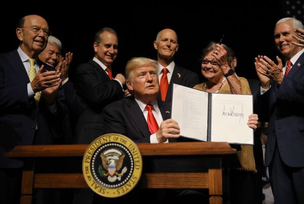 U.S. President Donald Trump is applauded after signing an Executive Order on US-Cuba policy at the Manuel Artime Theater in Miami, Florida, U.S., June 16, 2017 U.S. President Donald Trump is applauded after signing an Executive Order on US-Cuba policy at the Manuel Artime Theater in Miami, Florida, U.S., June 16, 2017 - Sputnik Việt Nam