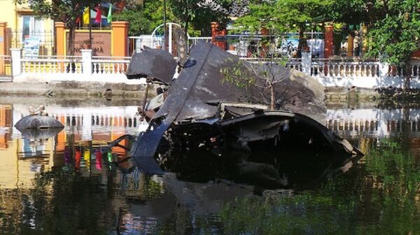 Xác một máy bay B52 của Mỹ bị bắn rơi xuống hồ Hữu Tiệp, nay thuộc phường Ngọc Hà, quận Ba Đình, Hà Nội  - Sputnik Việt Nam