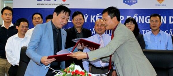 Đại diện ngân hàng BIDV và Công ty CP BOT cầu Việt Trì ký kết khoản tín dụng hơn 1.350 tỷ đồng cho dự án - Sputnik Việt Nam