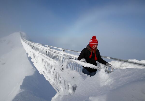 Khách du lịch trên cầu treo Peak Walk  ở dãy núi Alps thuộc Thụy Sĩ. - Sputnik Việt Nam