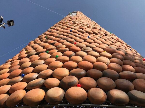 Cây thông được ghép từ 6000 chiếc nồi đất. Cây thông được ghép từ 6000 chiếc nồi đất. - Sputnik Việt Nam