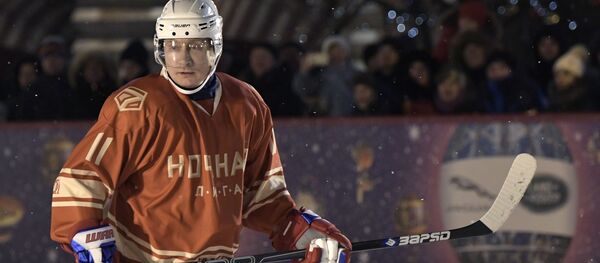 Президент РФ Владимир Путин во время матча Ночной хоккейной лиги на Гум-катке - Sputnik Việt Nam