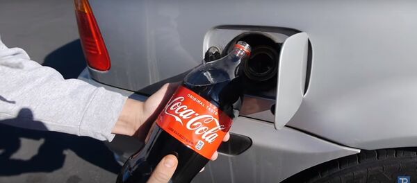 Cho xe BMW uống thử Coca-Cola Cho xe BMW uống thử Coca-Cola - Sputnik Việt Nam