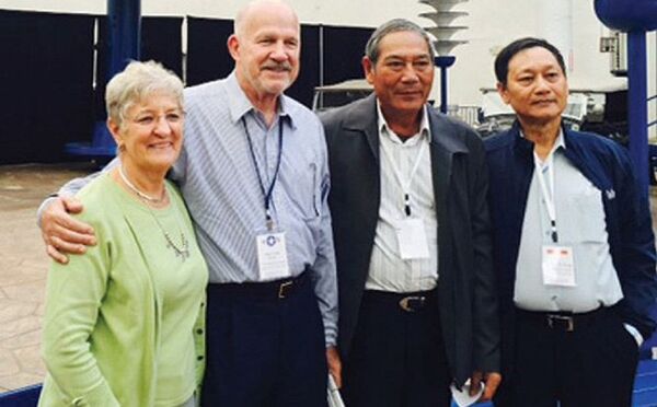 Tướng Soát (thứ 2 phải sang) chụp ảnh cùng vợ chồng cựu phi công John Cezak, người bị ông bắn rơi 27/6/1972 Tướng Soát (thứ 2 phải sang) chụp ảnh cùng vợ chồng cựu phi công John Cezak, người bị ông bắn rơi 27/6/1972 - Sputnik Việt Nam