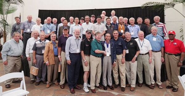 Cuộc hội ngộ hiếm có giữa các cựu phi công Việt Nam và Mỹ từng đối đầu trên bầu trời Hà Nộ. Cuộc hội ngộ hiếm có giữa các cựu phi công Việt Nam và Mỹ từng đối đầu trên bầu trời Hà Nộ. - Sputnik Việt Nam