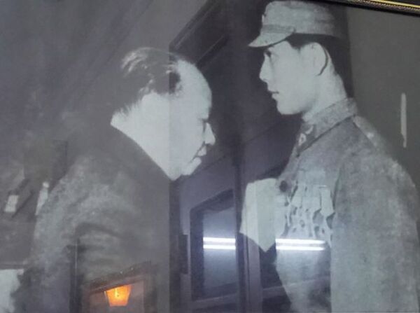 Chủ tịch Quốc hội gắn huân chương anh hùng cho trung úy Nguyễn Đức Soát ngày 11/1/1973 Chủ tịch Quốc hội gắn huân chương anh hùng cho trung úy Nguyễn Đức Soát ngày 11/1/1973 - Sputnik Việt Nam