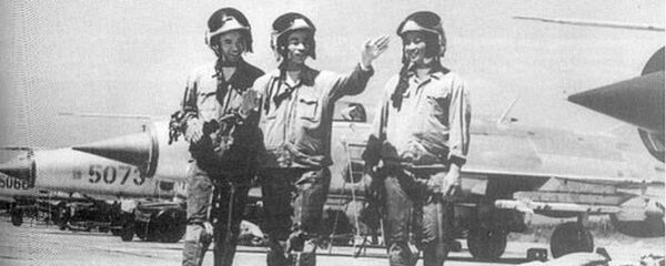 Các phi công thiện xạ của Việt Nam Nguyễn Văn Cốc (hạ 9 máy bay Mỹ, bên phải) và Nguyễn Đức Soát (hạ 6 máy bay Mỹ, bên trái) đang nghe Phạm Thanh Ngân (hạ 8 máy bay Mỹ, ở giữa) kể về một chiến công của mình - Sputnik Việt Nam