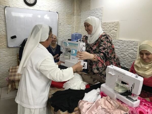 Trao máy khâu cho các phụ nữ Syria Trao máy khâu cho các phụ nữ Syria - Sputnik Việt Nam