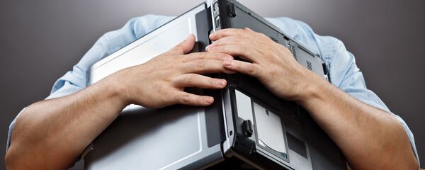 Người đàn ông mệt phờ với cái laptop trên đầu - Sputnik Việt Nam