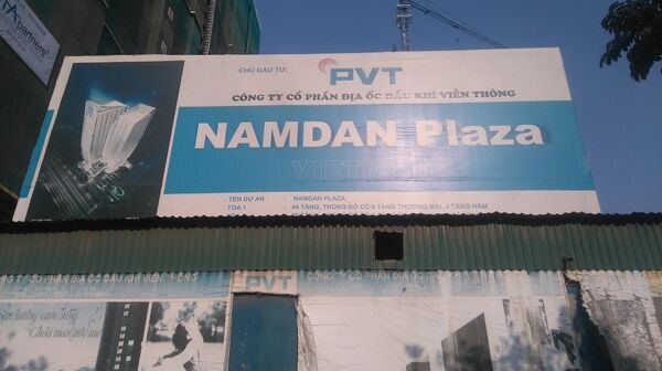 Biển quảng cáo dự án Nam Đàn Plaza trên đường Phạm Hùng - Sputnik Việt Nam