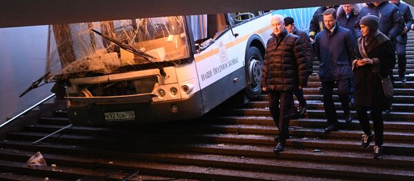 xe buýt đâm vào đường hầm dành cho người đi bộ - Sputnik Việt Nam