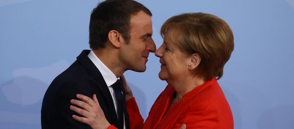 Deutschlands Bundeskanzlerin Angela Merkel und Frankreichs Präsident Emmanuel Macron - Sputnik Việt Nam