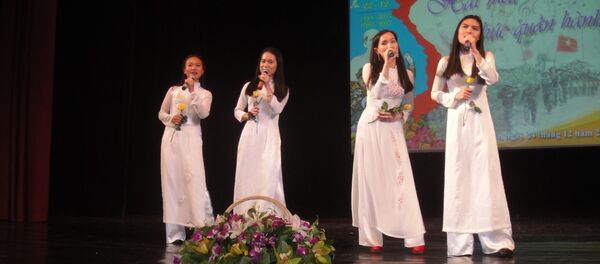 Tứ tấu sinh viên Đại học Kinh tế Plekhanov với bài “Xinh tươi Việt Nam”. - Sputnik Việt Nam