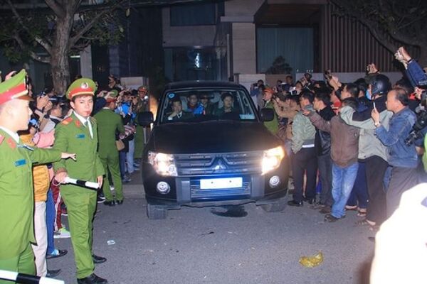 Cơ quan công an khám xét nhà Vũ 'nhôm' tại số 82 Trần Quốc Toản, Đà Nẵng vào tối 21/12. Cơ quan công an khám xét nhà Vũ 'nhôm' tại số 82 Trần Quốc Toản, Đà Nẵng vào tối 21/12. - Sputnik Việt Nam