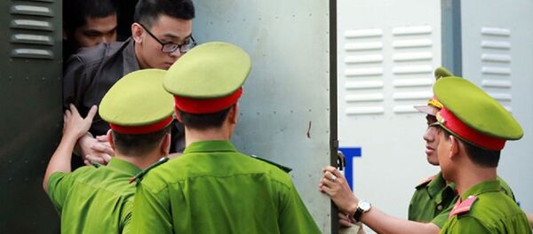 Các bị cáo bị dẫn giải đến phiên tòa - Sputnik Việt Nam