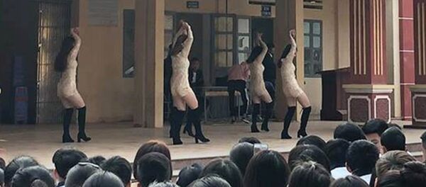 Màn biểu diễn với trang phục, động tác gợi cảm tại trường THPT Bất Bạt (Hà Nội). - Sputnik Việt Nam