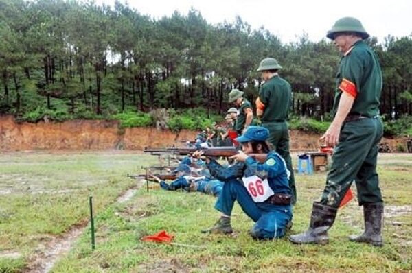 Bộ đội chính quy huấn luyện dân quân tự vệ sử dụng súng trường bán tự động SKS/ Type 56 - Sputnik Việt Nam