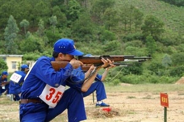 Chiến sĩ dân quân tự vệ Việt Nam luyện tập với súng trường bán tự động Type 56 do Trung Quốc sản xuất - Sputnik Việt Nam