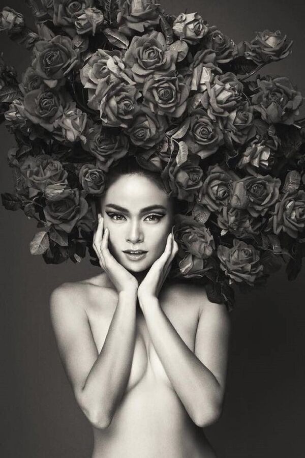 Bức ảnh bán nude khoe vòng một rất gợi cảm của Mâu Thủy. - Sputnik Việt Nam