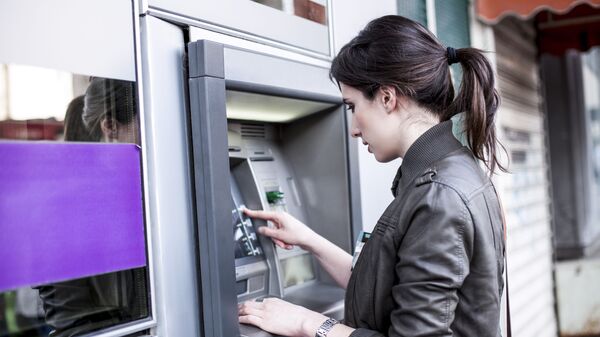 cô gái rút tiền ở trạm ATM - Sputnik Việt Nam