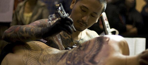 Девушка на сеансе у тату-мастера - Sputnik Việt Nam