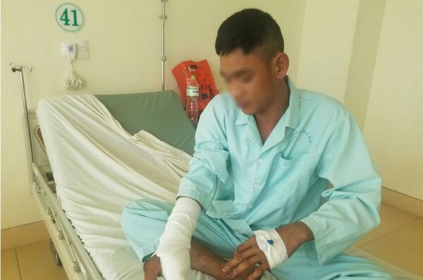 Anh Sang bị đứt gân tay sau xô xát - Sputnik Việt Nam