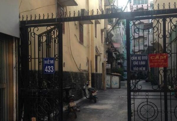 Fel. spa ẩn sâu trong con hẻm hun hút và được ngụy trang bằng một chiếc cổng sắt - Sputnik Việt Nam