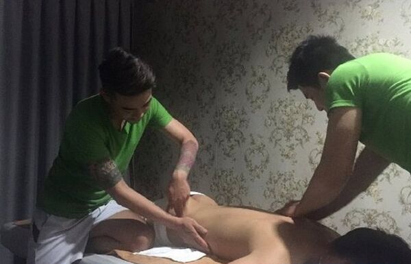 Các kỹ thuật viên đang thực hiện bài mát- xa sạch cho khách tại Fel. spa - Sputnik Việt Nam