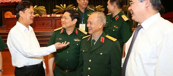 Nguyên Thủ tướng Nguyễn Tấn Dũng (ngoài cùng bên trái) trò chuyện với lãnh đạo Bộ Quốc phòng, lãnh đạo TP.HCM - Sputnik Việt Nam
