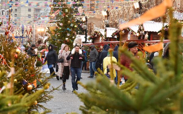 Các vị khách thăm Hội chợ Giáng sinh trên Quảng trường Đỏ. Các vị khách thăm Hội chợ Giáng sinh trên Quảng trường Đỏ. - Sputnik Việt Nam