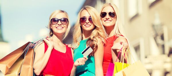 Девушки с покупками Девушки с покупками - Sputnik Việt Nam