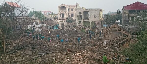 Nhiều ngồi nhà bị sập hoàn toàn sau vụ nổ - Sputnik Việt Nam