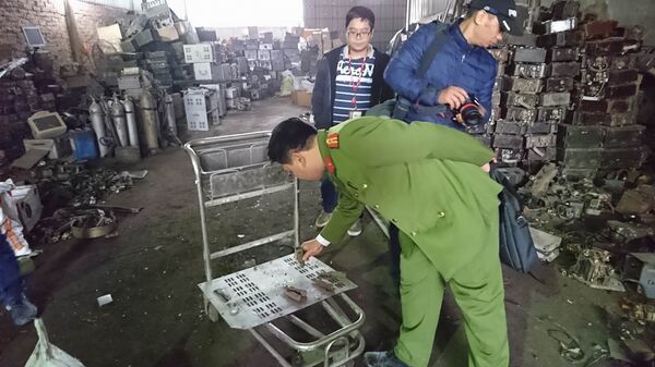 Khoảng 14h chiều nay, Công an huyện Yên Phong kiểm tra kho hàng của ông Tiến tại xóm Phố, thôn Quan Độ - Sputnik Việt Nam