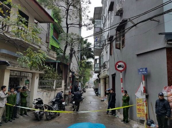 Cảnh sát phong tỏa ngôi nhà ở ngõ 279 phố Hoàng Mai.  - Sputnik Việt Nam