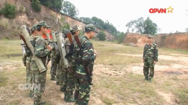 Chiến sĩ thuộc Lữ đoàn 86 - Binh chủng Hóa học huấn luyện với súng phóng lựu nhiệt áp RPO-A Shmel.  - Sputnik Việt Nam