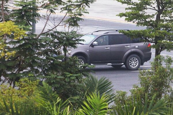 Một chiếc xe biển xanh rời khỏi sân bay quốc tế Nội Bài sau bằng cổng VIP sau khi chiếc máy bay số hiệu VN 662 hạ cánh xuống sân bay Nội Bài Một chiếc xe biển xanh rời khỏi sân bay quốc tế Nội Bài sau bằng cổng VIP sau khi chiếc máy bay số hiệu VN 662 hạ cánh xuống sân bay Nội Bài - Sputnik Việt Nam