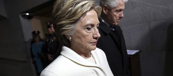 Американские политики Хиллар Клинтон и Билл Клинтон перед инногурацией Дональда Трампа - Sputnik Việt Nam