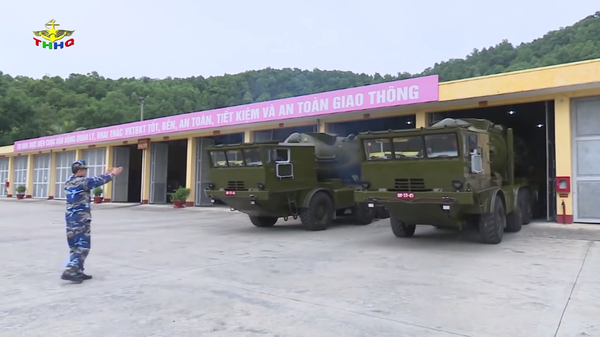 Xe mang phóng tự hành của tổ hợp tên lửa bờ Redut Xe mang phóng tự hành của tổ hợp tên lửa bờ Redut - Sputnik Việt Nam