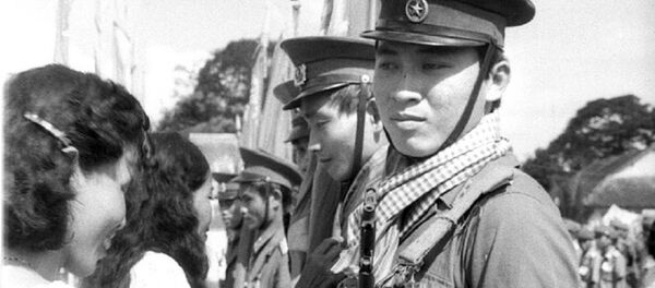 Thiếu nữ Campuchia tặng hoa tiễn các chiến sĩ tình nguyện Việt Nam về nước Thiếu nữ Campuchia tặng hoa tiễn các chiến sĩ tình nguyện Việt Nam về nước - Sputnik Việt Nam