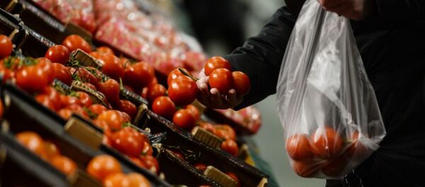 Khách mua chọn cà chua - Sputnik Việt Nam