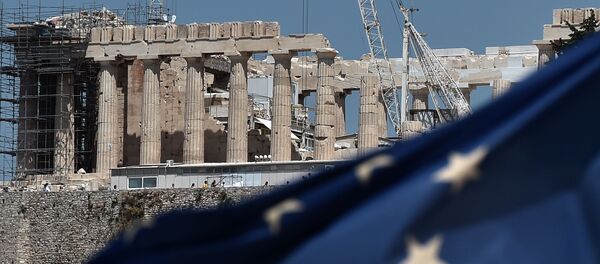 Lá cờ EU trước ngôi đền cổ Parthenon trên đồi Acropolis ở Athens Lá cờ EU trước ngôi đền cổ Parthenon trên đồi Acropolis ở Athens - Sputnik Việt Nam
