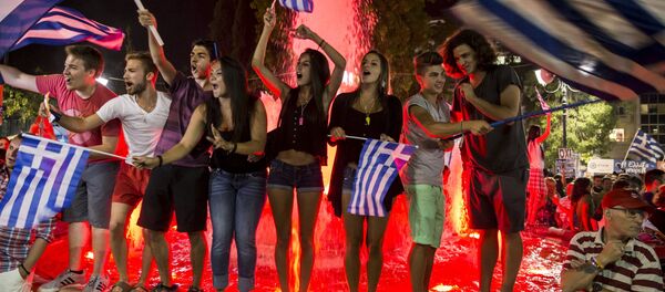 Những người nói không ăn mừng kết quả trưng cầu dân ý ở trung tâm Athens, Hy Lạp - Sputnik Việt Nam